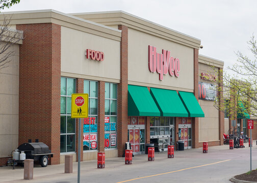 Hy-Vee Grocery Store Amidst Rising Food Prices