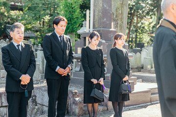 お墓・墓地・霊園で納骨式をする日本人の遺族・親族

