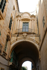 Connection building with balcony in the Triq it-Teatru l-Antik in Valletta, Malta