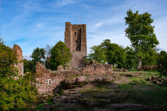 Donjon dans le château en ruine de Geroldseck (Alsace, France)