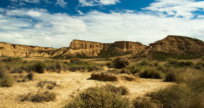 Las Bardenas Reales de Navarra son un paraje natural semides&eacute;rtico de unas 42.000 ha que se extiende por el sureste de Navarra. Sus suelos son de arcillas, yesos y areniscas y han sido erosionados