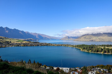 Ausblick auf Vorgelagerte Halbinseln n&auml;he Queenstown in Neuseeland mit Bergen im Hintergrund
