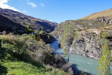 Fluss in den Bergen in Neuseeland perfekt zum Raften 