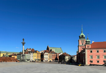 view of old town in Warsaw, Poland. the Royal Castle and Sigismund's Column called Kolumna Zygmunta - 785987948