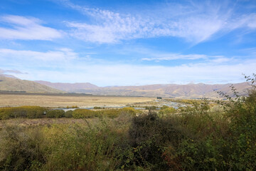 Obraz premium Ausblick auf Traumhafte Landschaft in Neuseeland mit Bergen und unglaublicher Weite 