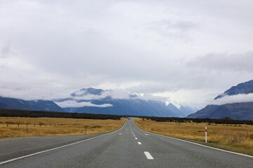 Wunderschöne Sicht auf den Mt. Cook in Neuseeland mit typischer Landschaft und Straße 