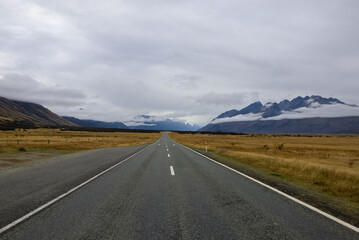 Wunderschöne Sicht auf den Mt. Cook in Neuseeland mit typischer Landschaft und Straße 