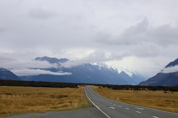 Wunderschöne Sicht auf den Mt. Cook in Neuseeland mit typischer Landschaft und Straße 