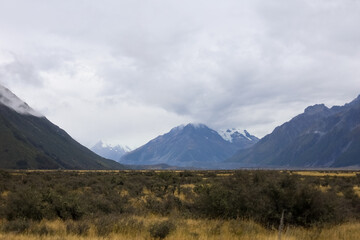 Wunderschöne Sicht auf den Mt. Cook in Neuseeland mit typischer Landschaft und Straße 