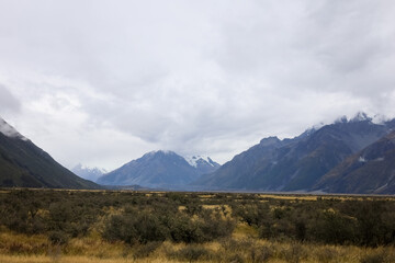 Wunderschöne Sicht auf den Mt. Cook in Neuseeland mit typischer Landschaft und Straße 