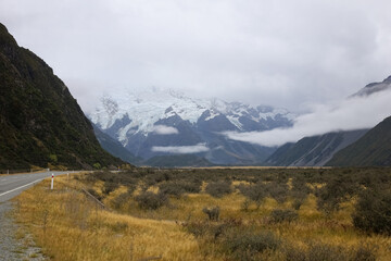 Ausblick auf Traumhafte Landschaft in Neuseeland mit Bergen und unglaublicher Weite 