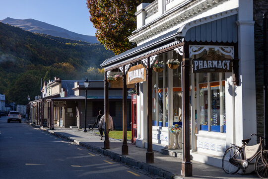 Arrowtown in Neuseeland mit alten H&auml;usern und Stra&szlig;e 
