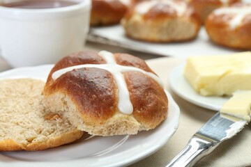 Obraz na płótnie Canvas Tasty hot cross bun served on table, closeup