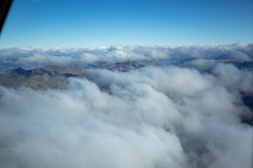 Blick aus dem Flugzeug von Oben auf Berge bei Milford Sound in Neusseeland
