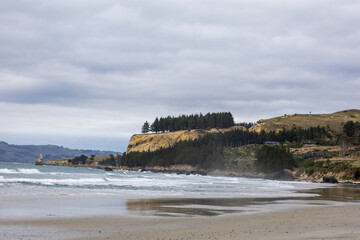 Traumhafter Strand in Neuseeland mit Ausblick auf Klippen 