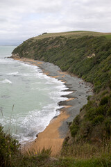 Blick auf einen Strand in Neuseeland mit schwarzem Sand