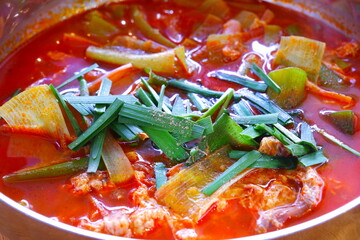韓国旅行で味わいたい、牛肉と野菜のスープ料理、ユッケジャン
 - obrazy, fototapety, plakaty