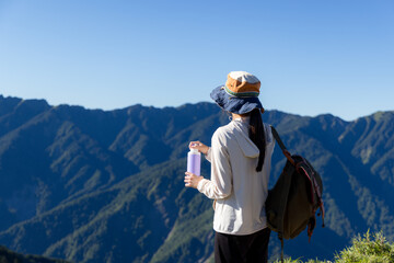 Sport woman enjoy the mountain and hold with water bottle - 786046305