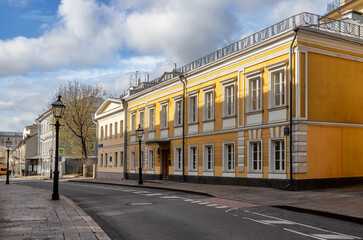 Fototapeta na wymiar An old building in Voznesensky lane. The wing of the Sokolov-Sibiryakovs' estate.
