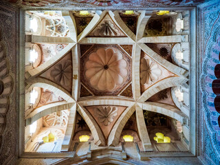 Le riche plafond de la mosquée cathédrale de Cordoue  