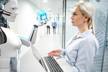 Humanoider Roboter und eine Geschäftsfrau arbeiten zusammen an der IT-Sicherheit