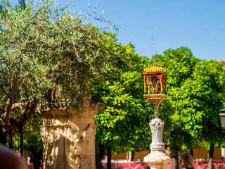 une fontaine en forme de lanterne lanterne dans la cour de la mosquée cathédrale de Cordoue