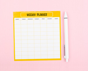 Blank weekly plan notice block on pink color background.
