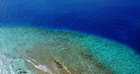 Obraz premium Aerial view of the turquoise water in the Maldives