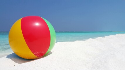 Obraz premium Closeup of a ball at a beach on a summer sunny day