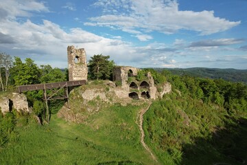 Fototapeta premium Ruins of the big castle Zubstein with a cloudy blue sky in the background, in the Czech Republic