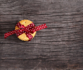 Cookies decorated with dark red polka dots ribbon