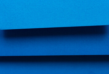 重なる青色の画用紙