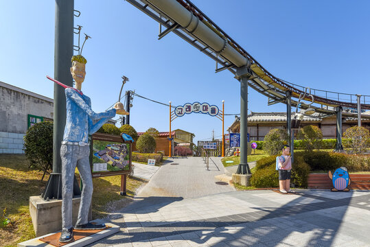 2022. 4. 8. 대한민국 울산광역시 남구에서 촬영, 장생포고래문화마을 입구의 전경-Photographed in Nam-gu, Ulsan Metropolitan City, South Korea.  View from the entrance to Jangsaengpo Whale Culture Village