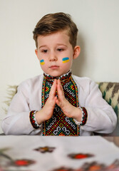 child playing with toy, bambiniucraini, guera ,pace