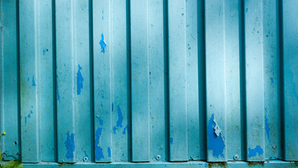 Puerta metálica azul de jardín