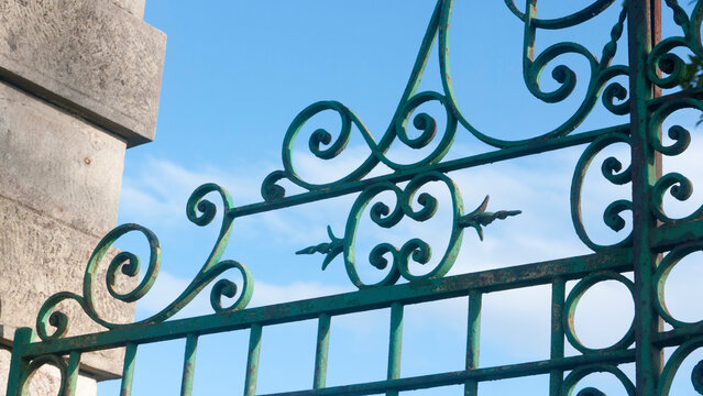Formas gr&aacute;ficas en puerta met&aacute;lica  de parque