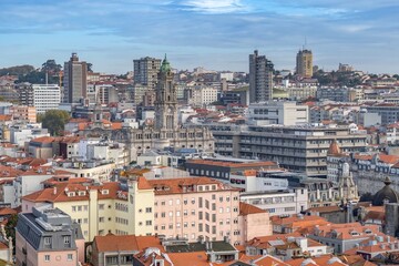 Fototapeta na wymiar Panorama de la hermosa ciudad de Porto, viajes y monumentos de Portugal. Vista aérea del casco antiguo de Porto, Portugal from tower of Clerigos Church. Junto al río Douro.