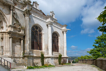 Église Saint-Pierre in Tonnerre, Bourgogne, Frankreich, vor blauem Himmel