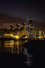 Obraz premium Skyscraper night view over water