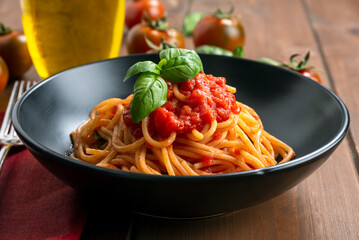 Piatto di deliziosi spaghetti con pomodoro, basilico e olio extravergine di oliva, dieta mediterranea, pasta italiana  - 786222397