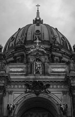 Berliner Dom Kuppel schwarz weiß © Laura Jasmin