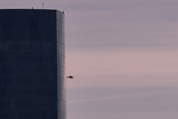 Obraz premium An helicopter appears behind a crystal tower