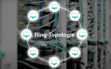 illustrierte Ring-Topologie und Ring-Topologie Schriftzug vor Kabeln und Lichtern eines Servers im...