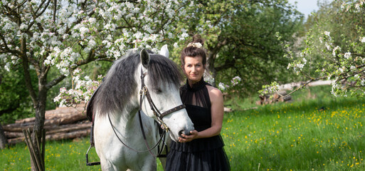 Frauenportrait mit Pferd auf der Frühlinngswiese