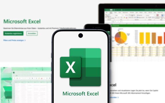 Microsoft Excel-Logo wird auf einem modernen Smartphone angezeigt, Website dahinter, Tabellen, Kalkulationen,  Berechnungsfunktionen, Grafiktools, Pivot-Tabellen und Makroprogrammiersprache
