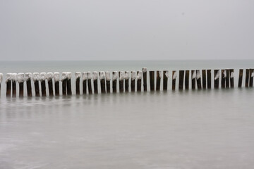 Buhnen mit Eis an der Ostsee im Winter