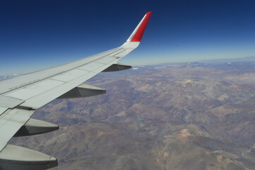 Vista da asa do avião com as Cordilheiras dos Andes