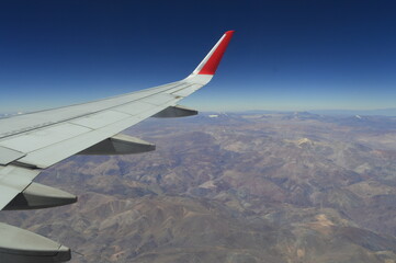 Fototapeta premium Asa de avião e as cordilheiras dos Andes