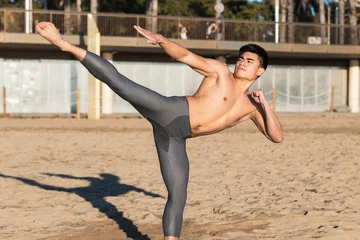 Tischdecke Man Practises Martial Arts At Beach © Frenchiebuddha