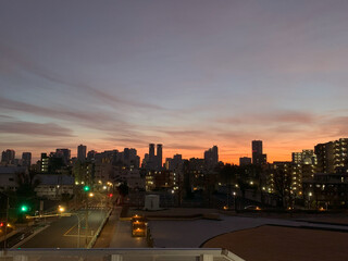 Fototapeta premium 東京西新宿のビル群の空に広がる冬の朝焼け